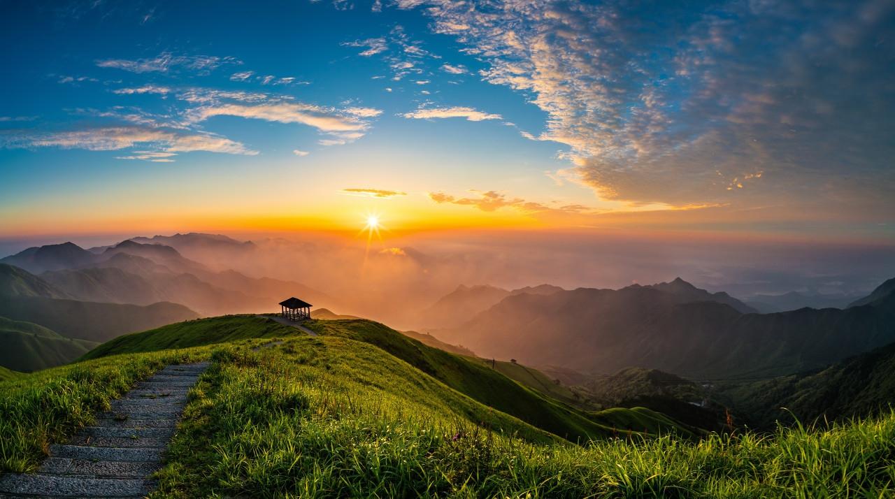 <b>高山风景优秀作文：《每座山都有自己的金顶》</b>