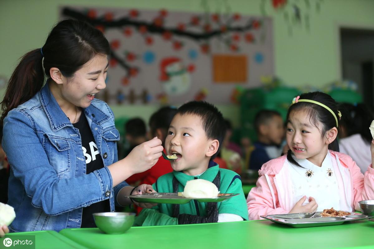 <b>学会借物喻人，中小学生的作文高分技巧，作文老师传授家长爸妈关注</b>