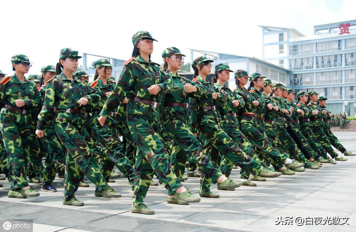 <b>中学生关于初中军训的满分记叙作文：难以忘怀的军训生活</b>